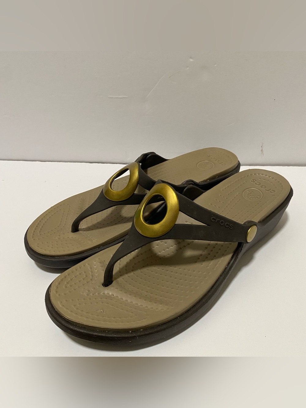 Crocs Womens 9 Brown Sanrah Circle Wedge Flip Flop Sandal Gold